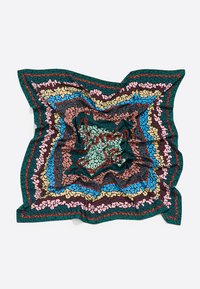 Bufanda de seda colorida con un patrón en espiral en tonos de verde, marrón, rosa, azul y crema. Los bordes tienen un ribete rojo contrastante.