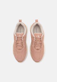 Paire de baskets Calvin Klein rose clair avec lacets, doublure intérieure beige et semelle blanche, vue de dessus sur fond blanc.