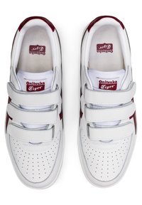Zapatillas blancas de cuero con acentos burdeos. Cuentan con correas de velcro y detalles perforados en la parte delantera. Logotipo de la marca visible en la lengüeta.
