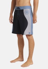 Črni in sivi kopalni kratki hlači z modrim pasom. Na strani imajo valovit vzorec in vzorec sončnega žarenja. Zapiranje z vezalko.