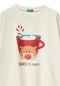 Bílé bavlněné tričko ve smetanové barvě s červeným hrníčkem zdobeným sobím obličejem, cukrovou hůlkou, marshmallows a nápisem "XMAS PJ PARTY!" v zelené a červené barvě.