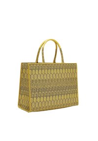Bolso tote amarillo con un patrón de arcos repetidos en negro y marrón. Hecho de material texturizado con asas en contraste y un diseño estructurado.