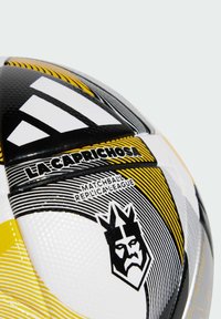 Pallone da calcio nero, bianco e giallo con superficie testurizzata; presenta "LA CAPRICHOUSA", "MATCHBALL REPLICA LEAGUE" e un logo con la corona di un re.
