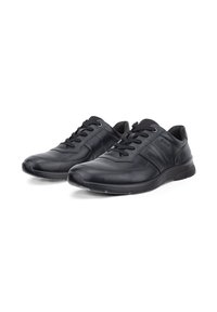 Schwarze Low-Top-Ledersneaker mit schwarzen Schnürsenkeln, gepolstertem Kragen und strukturierter Gummisohle, nebeneinander auf weißem Hintergrund gezeigt.