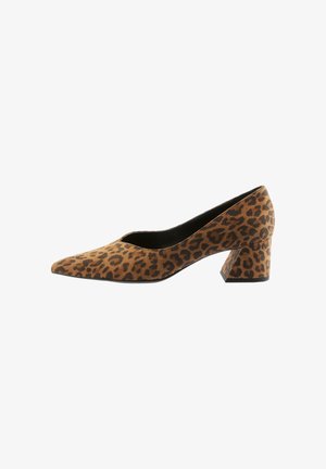 Leopard print high heel shoe with a pointed toe, made of suede, featuring a block heel with a textured pattern. Color: brown and black.