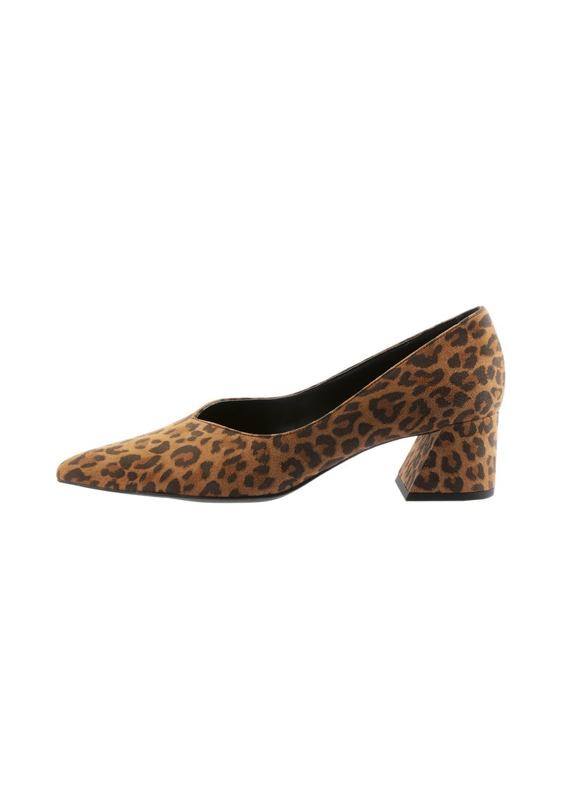 Leopard print high heel shoe with a pointed toe, made of suede, featuring a block heel with a textured pattern. Color: brown and black.