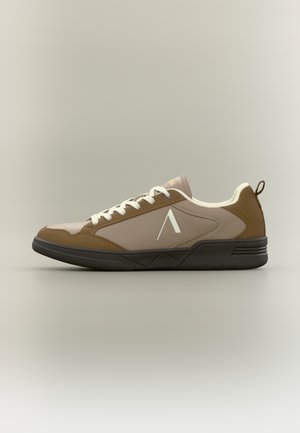 Buty sportowe w jasnobrązowym i taupe z syntetycznych materiałów, z białymi sznurowadłami, czarną gumową podeszwą i kanciastymi akcentami w designie.