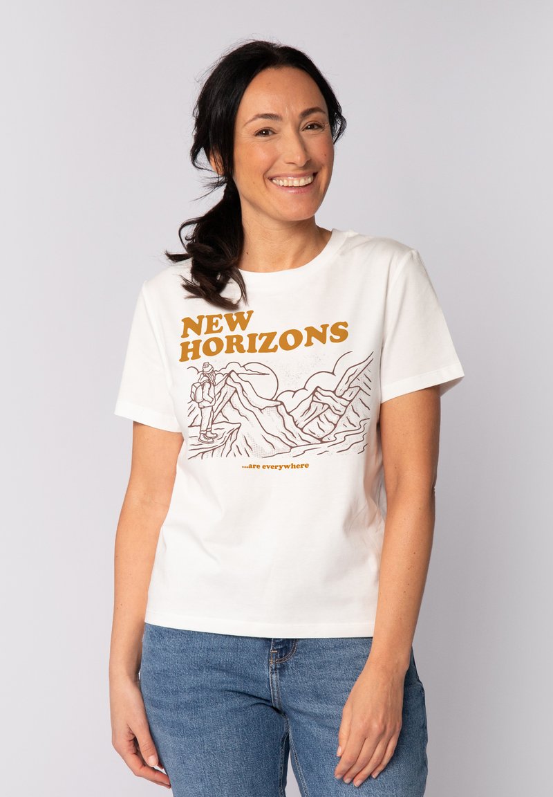 Weißes Baumwoll-T-Shirt mit einem braunen Grafikdesign von Bergen und einem Wanderer, mit dem fettgedruckten Text "NEUE HORIZONTE" über der Illustration.