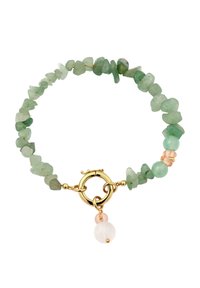 Armband med gröna ädelstensbitar och guldspänne med vridlås, med växelvis rosenkvarts och gröna pärlor som visar naturliga texturer och färger.