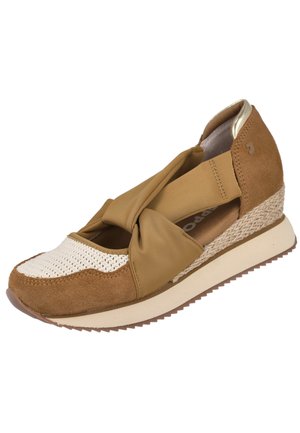 Zapatilla de cuña marrón y beige con puntera tejida, detalle de lazo de tela, entresuela trenzada y suela acolchada para uso casual.