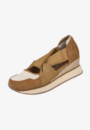 Zapatilla de cuña marrón y beige con puntera tejida, detalle de lazo de tela, entresuela trenzada y suela acolchada para uso casual.