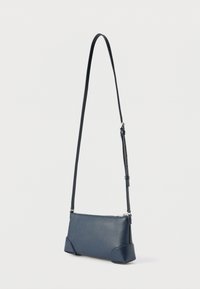 Granatowa skórzana torba na ramię o teksturowanej powierzchni, prostokątnym kształcie, regulowanym pasku oraz srebrnych akcentach metalowych przy zamku i podstawie.