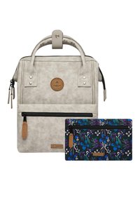 Grauer Kunstleder-Rucksack mit einem oberen Tragegriff, einer frontalen Reißverschlusstasche und einem abnehmbaren Geldbeutel mit Blumenmuster. Mit Logo-Akzent und kontrastierenden Reißverschlüssen.