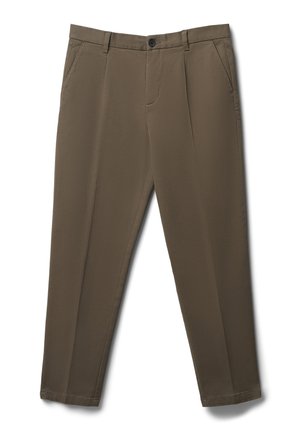 Pantaloni slim-fit marroni con tasche frontali, passanti per cintura, chiusura con bottone e dettaglio di piega centrale.