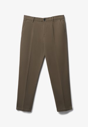 Pantaloni slim-fit marroni con tasche frontali, passanti per cintura, chiusura con bottone e dettaglio di piega centrale.