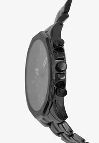 Schwarze Edelstahl-Uhr mit strukturiertem Gehäuse, drei Knöpfen an der Seite und einem dunklen Zifferblatt mit silbernen Zeigern und Stundenmarkierungen.