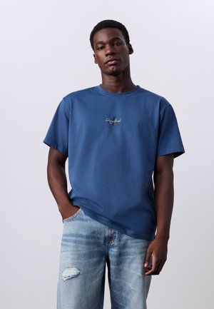 Calvin Klein Jeans, JUNG KOOK FOR CALVIN KLEIN MONOLOGO T-SHIRT - T-paita - dark denim