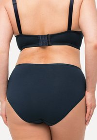 Mörkblå bh och högmidjade trosor i ett set, tillverkat av slät tyg. Innehåller justerbara axelband och ett hake-och-öga stängning på baksidan.