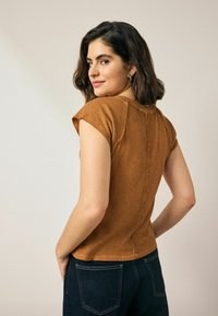 Thumbnail Image 5