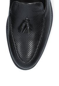 Czarne skórzane mokasyny z perforowanym wzorem, z ozdobnymi frędzlami na wierzchu i kontrastowym przeszyciem wzdłuż brzegów.