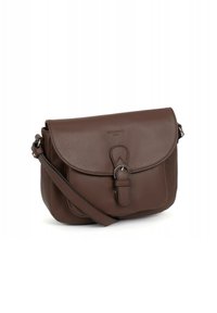 Borsa a tracolla in pelle marrone con chiusura a pattina, dettaglio in metallo circolare e superficie testurizzata. Tracolla regolabile.