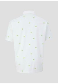 Witte korte mouwen shirt met een kraag, versierd met verspreide kleine groene bladerenpatronen. Gemaakt van zachte, lichte stof.