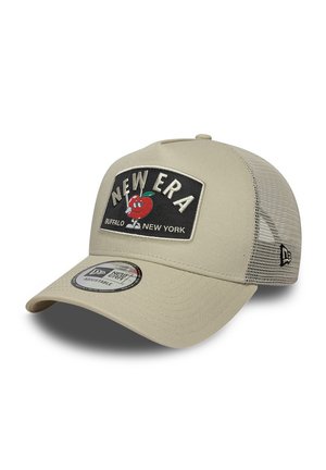 Beige Baseballcap mit Netzrückseite und gebogenem Schirm, versehen mit einem „New Era“-Aufnäher mit einem Cartoon-Apfel und dem Text „Buffalo New York“. Verstellbarer Riemen.