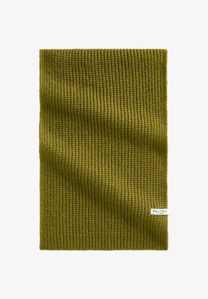 Geribbelde groene gebreide sjaal, gemaakt van zachte stof, met een klein merkembleem aan één rand. Geprofileerd oppervlak met een snug pasvorm.