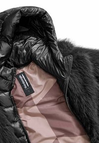 Sort pufferjakke med faux fur-pynt, foret med lyserødt stof. Den har en hætte og et mærke med teksten "Bombogie" indeni.