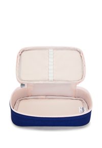 Astuccio rettangolare di colore blu con un esterno morbido e testurizzato. All'interno presenta una fodera rosa e una cinghia per fissare gli oggetti. Chiusura con zip.