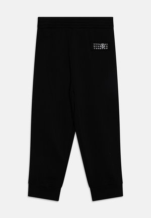 Pantaloni de trening negri cu o textură moale, talie elastică și tivuri închise. Prezintă o etichetă mică cu grafice numerice în buzunarul din spate.