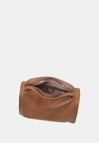 Bolso de mano de cuero marrón con una parte superior con cremallera, textura suave, forma redondeada y forro interior visible, que muestra un diseño compacto.