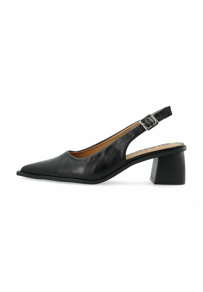 Scarpa slingback in pelle nera con punta appuntita, tacco a blocco modesto e cinturino regolabile con fibbia. Texture liscia e design elegante.