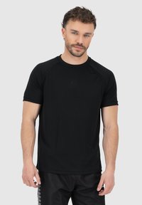 Schwarzes Kurzarm-Sport-T-Shirt mit einem Rundhalsausschnitt und einem dezenten Logo auf der Brust. Glatte Textur und taillierte Passform.