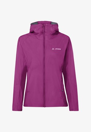 Paarse lichtgewicht Vaude-jas met capuchon en ritssluiting aan de voorkant, ontworpen voor outdoor activiteiten, met logo op de borst.