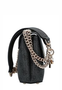 Černá kabelka s texturovaným materiálem, strukturovaným tvarem a kovovým řetízkovým popruhem se zlatými akcenty a zapínáním.