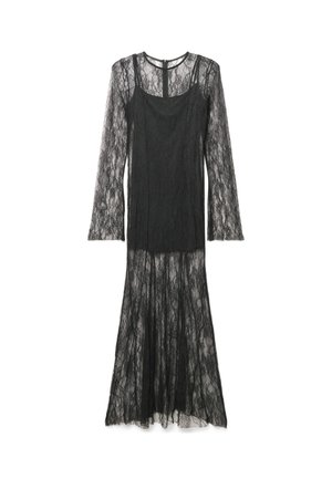 Abito lungo nero in pizzo con maniche lunghe trasparenti e orlo svasato, con uno strato interno aderente e scollo rotondo.