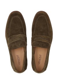 Brune ruskindsloafers med en syet mokkasindesign, der har en strap accent på vamps og læderindlæg. Tydeligt brandlogo synligt.