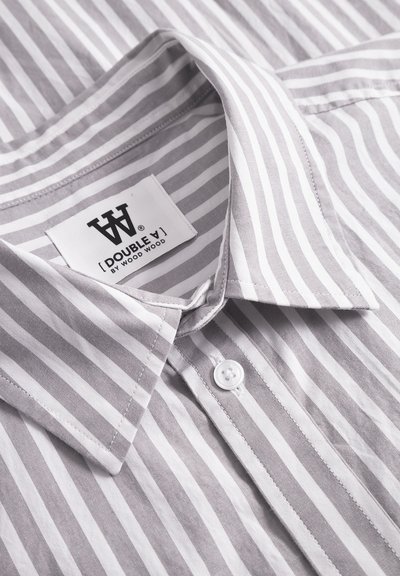 Grau-weißer gestreifter Hemd mit Button-Down-Kragen, versehen mit einem Gewebetag mit dem Logo "[DOUBLE V] by WOOD WOOD" und einem weißen Knopf.
