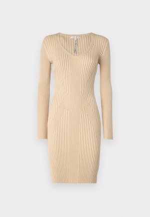 Robe en tricot côtelé beige avec un décolleté en V, des manches longues et des détails de couture, présentant une silhouette ajustée et une surface texturée.