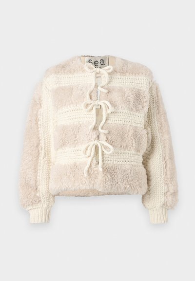 Φουντωτός κρεμ χρωματιστός κοντός τζάκετ με υφασμάτινη πλέξη, που διαθέτει κλείσιμο με κορδόνι μπροστά και ριμπ μανσέτες.