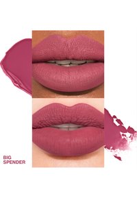 Échantillons de rouge à lèvres mat dans une teinte mauve douce. En haut, des lèvres texturées sur un teint moyen ; en bas, des lèvres lisses sur un teint clair.