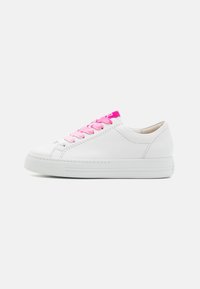 Weiße Leder-Sneaker mit rosa Schnürsenkeln und einem kleinen rosa Akzent an der Ferse. Mit abgerundetem Zehenbereich und strukturiertem Gummisol.