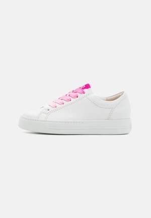 Sneaker en cuir blanc avec des lacets roses et un petit accent rose à l'arrière. Présente une bout arrondi et une semelle en caoutchouc texturée.