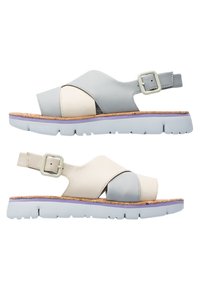 Sandali in pelle con una combinazione di colori grigio chiaro e crema, dotati di una soletta in sughero e una cinturino con fibbia sul lato.