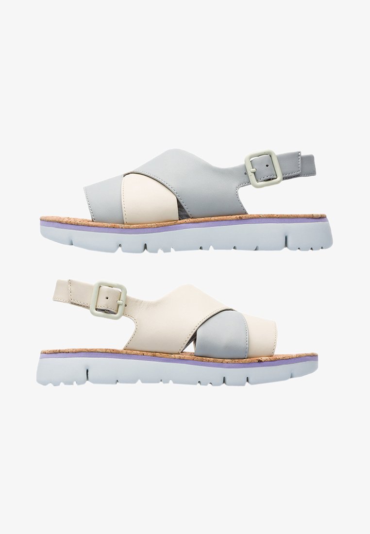 Sandali in pelle con una combinazione di colori grigio chiaro e crema, dotati di una soletta in sughero e una cinturino con fibbia sul lato.