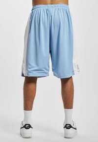Shorts de sport bleu clair en tissu respirant avec des panneaux latéraux blancs, dotés d'une ceinture élastique et d'une coupe ample.
