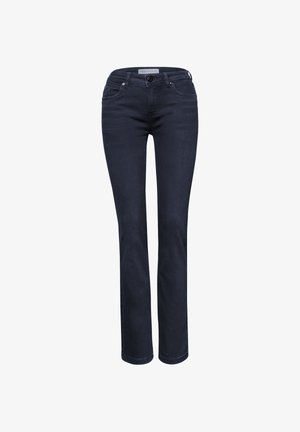 Ciemnoniebieskie jeansy slim fit z przodem na guzik i zamek błyskawiczny, z paskami na pasek i pięcioma kieszeniami, wyeksponowane na białym tle.