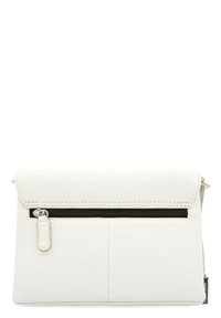 Weißer Lederhandtasche mit strukturiertem Oberflächen, ausgestattet mit einem Klappenverschluss, einer vorderen Reißverschlusstasche und einem Schild an der Seite.