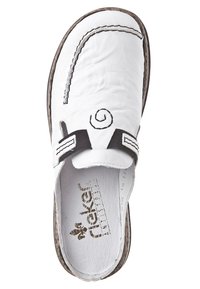 Weiße Leder-Schlüpfschuhe mit runder Zehenpartie, schwarzen elastischen Akzenten, strukturiertem Sohlen und spiraligem Designelement.